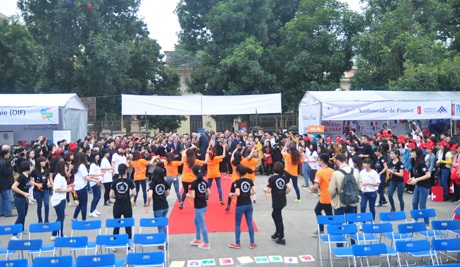 Vũ điệu flashmob của SV Ngoại ngữ đón chào Tổng thư kí Pháp ngữ - 3 Màn flashmob của các bạn SV đón chào ngài Tổng thư ký và quan khách.