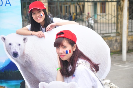 Vũ điệu flashmob của SV Ngoại ngữ đón chào Tổng thư kí Pháp ngữ - 9 Cùng nhau chụp ảnh lưu niệm.
