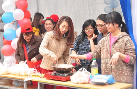 Vũ điệu flashmob của SV Ngoại ngữ đón chào Tổng thư kí Pháp ngữ - 7 Tại hội trại, những món ăn được chính các bạn SV thực hiện...