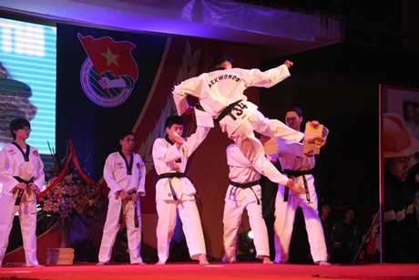 Nghẹt thở nam sinh kéo ô tô nặng 1,3 tấn bằng... bụng - 6 Cú “tung chưởng” trên không điêu luyện của Nguyễn Bảo Thái