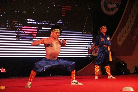 Nghẹt thở nam sinh kéo ô tô nặng 1,3 tấn bằng... bụng - 1 Ngô Văn Khánh đang dồn lực khí công vào cơ bụng trước khi kéo xe ô tô