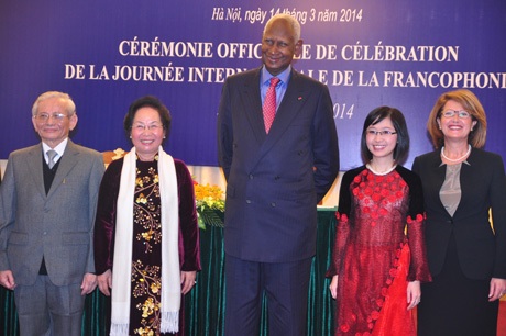 Nữ PGS.TS trẻ tuổi xinh đẹp nhận giải Thanh niên Pháp ngữ 2014 - 2 PGS.TS trẻ tuổi Nguyễn Ngọc Lưu Ly nhận Giải thưởng Thanh niên Pháp ngữ.