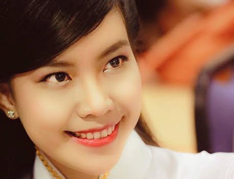 Hoa khôi ĐH Đà Nẵng với vấn nạn “vạch áo cho người xem lưng” - 2 Trần Thị Nga trong một cuộc thi tài sắc.