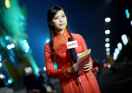 Hoa khôi ĐH Đà Nẵng với vấn nạn “vạch áo cho người xem lưng” - 3 Trần Thị Nga trong một cuộc thi tài sắc.