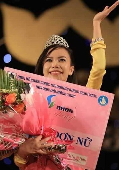 Hoa khôi ĐH Đà Nẵng với vấn nạn “vạch áo cho người xem lưng” - 1 Trần Thị Nga trong một cuộc thi tài sắc.