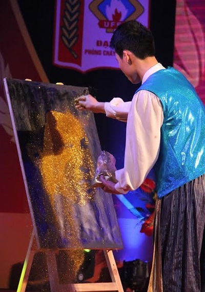Ngỡ ngàng những “trai tài gái sắc” ĐH Phòng cháy chữa cháy - 11 Nguyễn Tài Thu trổ tài vẽ tranh cát độc đáo