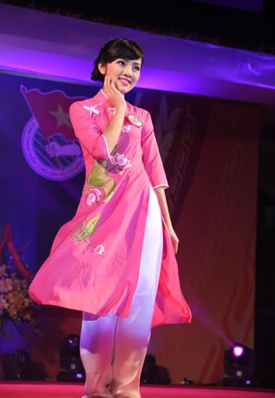 Ngỡ ngàng những “trai tài gái sắc” ĐH Phòng cháy chữa cháy - 3 Thể hiện ăn ý với phần hát múa “gót hồng”