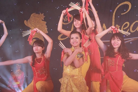 Nguyễn Mai Anh với tiết mục múa đũa độc và lạ