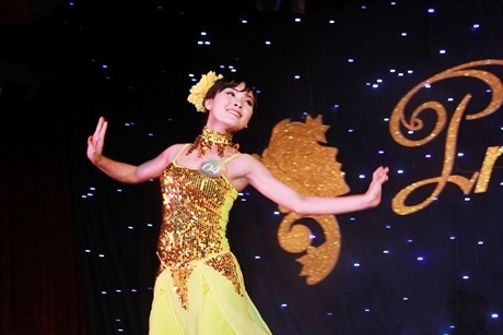 Biến hóa trong bài múa “Sóng lụa ven đô” của t