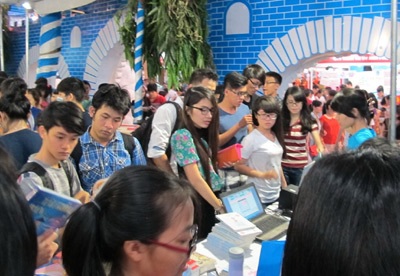 Ngày hội sách khơi dậy đam mê đọc của giới trẻ - 1 Hội sách TP HCM với hoạt động ký tặng thu hút lượng lớn người tham gia.