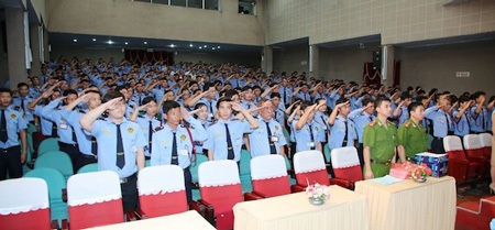 Bảo vệ Long Hoàng sát hạch nghiệp vụ bảo vệ - 4 Tổng giám đốc Bùi Thị Hà trao đổi nhanh với Ban Tổ chức.