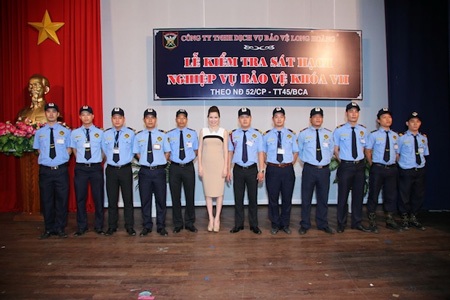 Bảo vệ Long Hoàng sát hạch nghiệp vụ bảo vệ - 12 Tổng giám đốc Bùi Thị Hà trao đổi nhanh với Ban Tổ chức.