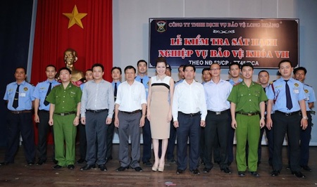 Bảo vệ Long Hoàng sát hạch nghiệp vụ bảo vệ - 11 Tổng giám đốc Bùi Thị Hà trao đổi nhanh với Ban Tổ chức.