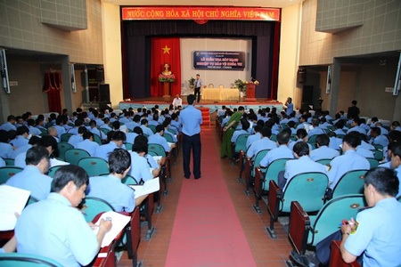 Bảo vệ Long Hoàng sát hạch nghiệp vụ bảo vệ - 9 Tổng giám đốc Bùi Thị Hà trao đổi nhanh với Ban Tổ chức.