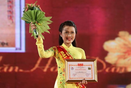 Nữ “Đại sứ nhân ái” 9X xinh đẹp của Hội Nhà báo VN - 1 Thanh Tú trong giây phút đăng quang Đại sứ nhân ái của Hội Nhà báo VN.