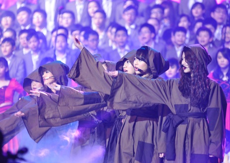 Và không kém phần hoành tráng của những bạn trẻ cấp 3 trường Việt - Úc.