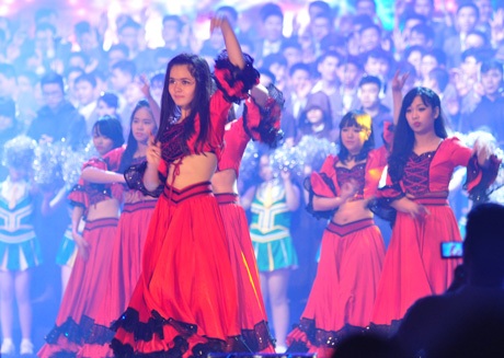 Vũ điệu flamenco sôi động của nữ sinh cấp 3