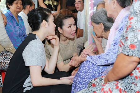Hoa hậu Bùi Thị Hà hỗ trợ mổ mắt cho 300 bệnh nhân nghèo