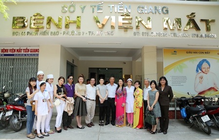 Hoa hậu Bùi Thị Hà hỗ trợ mổ mắt cho 300 bệnh nhân nghèo - 5 Thăm khám các trường hợp đục thủy tinh thể.