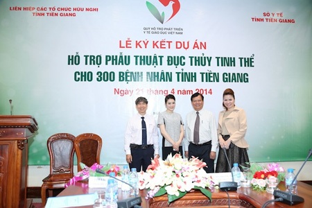 Hoa hậu Bùi Thị Hà hỗ trợ mổ mắt cho 300 bệnh nhân nghèo
