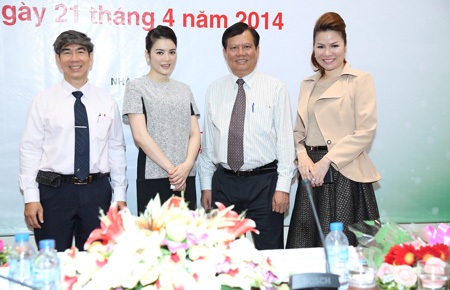 Hoa hậu Bùi Thị Hà hỗ trợ mổ mắt cho 300 bệnh nhân nghèo - 4 Hoa hậu Bùi Thị Hà hỗ trợ mổ mắt cho 300 bệnh nhân nghèo
