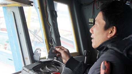 Ngư phủ 8X Trần Quốc Dũng kiểm tra hệ thống điều khiển bằng vô lăng