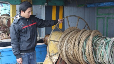 Trần Quốc Dũng chuẩn bị ngư cụ trước khi ra khơi.