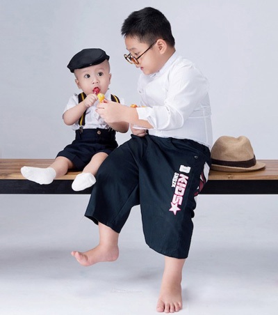 Tò mò về "nữ hoàng ngành bảo vệ" - 8 Út cưng Louis rất đáng yêu bên anh hai Long Hoàng.