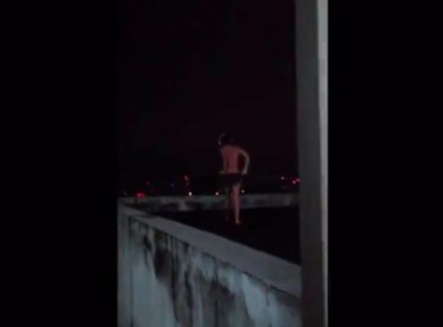 “Ma túy số” vẫn âm thầm “ăn mòn” giới trẻ - 5 Thanh niên bị cho là đang “phê” nhạc ma tuý “quẩy” trên nóc nhà.