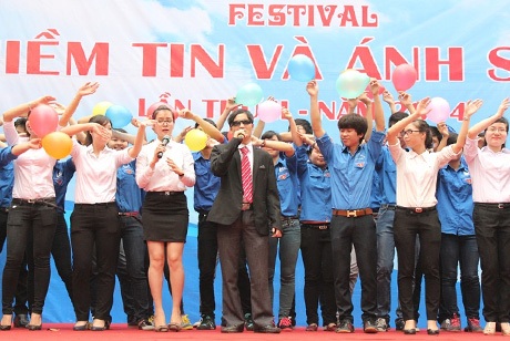 Áo xanh tình nguyện khuấy động ngày hội Niềm tin và ánh sáng - 7 Ca sĩ khiếm thị Văn Thương – từng tham gia chương trình Việt Nam Got Talen năm 2013 và c