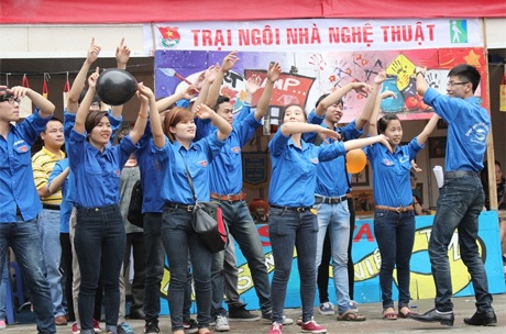 Áo xanh tình nguyện khuấy động ngày hội Niềm tin và ánh sáng - 6 Các tình nguyện viên cổ vũ cực “sung”
