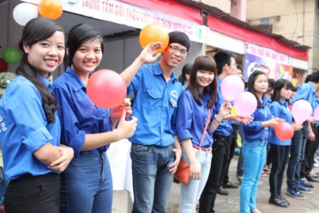 Áo xanh tình nguyện khuấy động ngày hội Niềm tin và ánh sáng - 4 Các tình nguyện viên cổ vũ cực “sung”