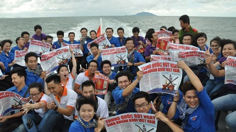 SV với biển đảo Tổ quốc 2014: Để hiểu, yêu và hành động đúng - 1 Phản đối Trung Quốc trên biển tây Nam.