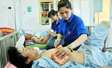 Sinh viên tình nguyện chăm sóc công nhân Trung Quốc - 1 Bạn Thái Thị Yến (sinh viên năm nhất) đang chăm sóc bệnh nhân Trung Quốc