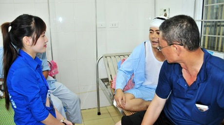 Sinh viên tình nguyện chăm sóc công nhân Trung Quốc - 2 Bạn Thái Thị Yến (sinh viên năm nhất) đang chăm sóc bệnh nhân Trung Quốc