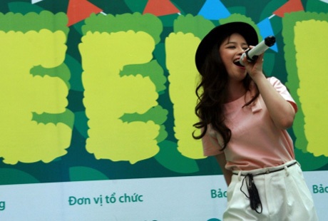 Ca sỹ Hoàng Yến nổi bật và tạo sự hứng khởi cho khán giả khi khoe giọng với ca khúc “Let it go”