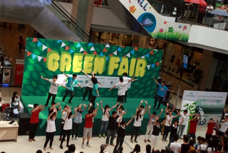 Bê Trần hào hứng dạo vòng quanh các gian hàng