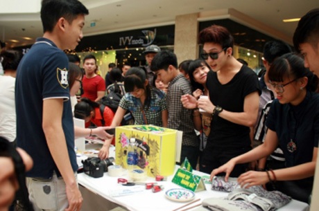 Bê Trần hào hứng dạo vòng quanh các gian hàng