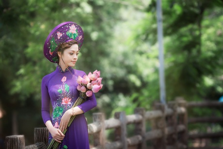 NTK Tommy Nguyễn và Đặng Hà Vy trong BST áo dài Sen - 3 P.V