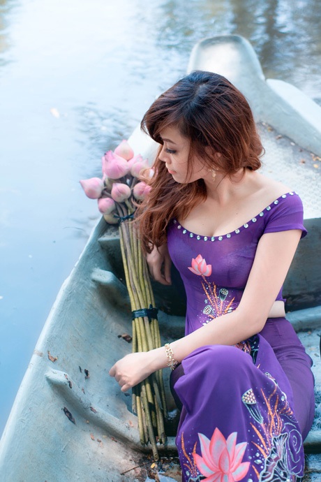 NTK Tommy Nguyễn và Đặng Hà Vy trong BST áo dài Sen - 9 P.V