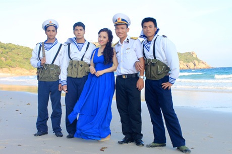 NSƯT Khánh Hòa: Hát về Trường Sa bằng tất cả tình yêu và đam mê - 2 Ca sĩ Khánh Hòa chụp hình lưu niệm cùng những chiến sĩ Trường Sa