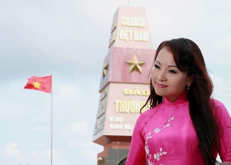 NSƯT Khánh Hòa: Hát về Trường Sa bằng tất cả tình yêu và đam mê - 1 Ca sĩ Khánh Hòa với những cảnh quay tại Trường Sa