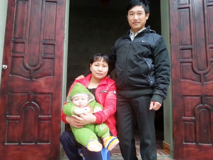 Tình yêu đẹp của chàng công an viên với cô gái ngồi xe lăn - 1 Vợ chồng anh Thành, chị Huệ sống hạnh phúc bên cậu con trai bụ bẫm. Ảnh: Thắng Hải