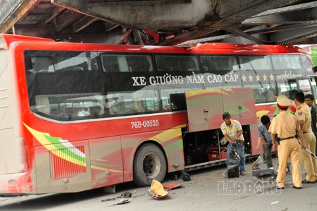 Hà Nội: Xe du lịch “chết đứng” ở gầm cầu Long Biên, 32 hành khách hoảng sợ - 8 Cơ quan chức năng đã có mặt ngay sau khi sự việc xảy ra để giải quyết và điều tiết giao thông.