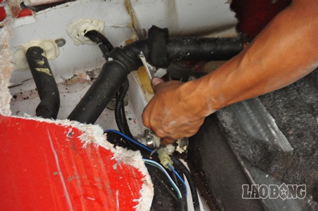 Hà Nội: Xe du lịch “chết đứng” ở gầm cầu Long Biên, 32 hành khách hoảng sợ - 7 Cơ quan chức năng đã có mặt ngay sau khi sự việc xảy ra để giải quyết và điều tiết giao thông.