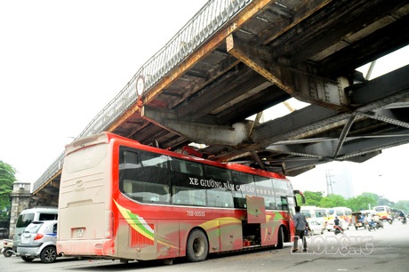 Hà Nội: Xe du lịch “chết đứng” ở gầm cầu Long Biên, 32 hành khách hoảng sợ - 3 Do đó bị mắc kẹt lại ở gầm cầu Long Biên, Hà Nội.