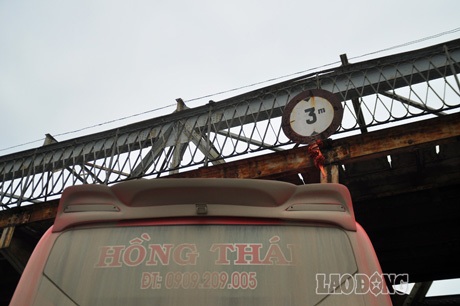 Hà Nội: Xe du lịch “chết đứng” ở gầm cầu Long Biên, 32 hành khách hoảng sợ - 2 Chiều cao của gầm cầu ở khu vực này là 3m, nhưng chiếc xe khách 2 tầng vượt chiều cao quy định...