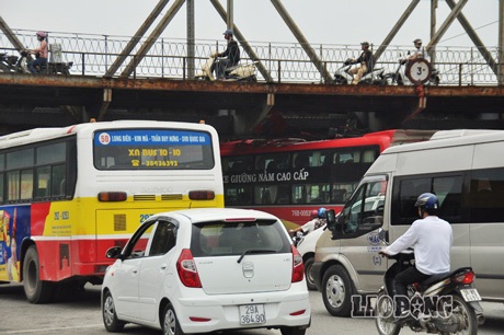 Hà Nội: Xe du lịch “chết đứng” ở gầm cầu Long Biên, 32 hành khách hoảng sợ - 1 Chiếc xe khách chờ đoàn người từ Trà Bồng, Quảng Ngãi ra Hà Nội thăm lăng Bác.