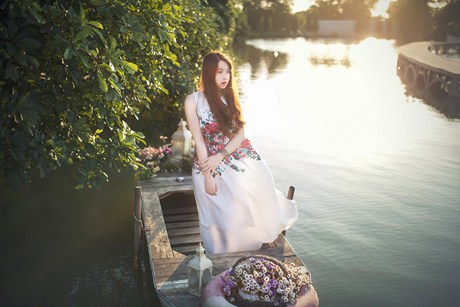 Nữ sinh Ngoại giao đẹp mơ màng bên dòng sông - 4 Lệ Thu