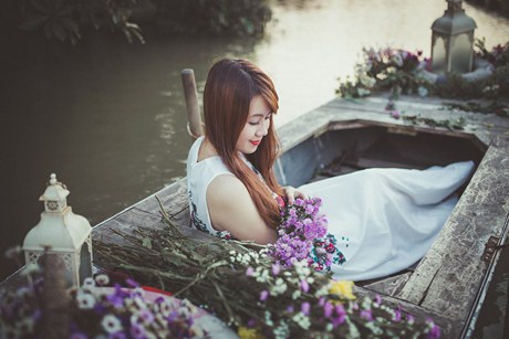 Nữ sinh Ngoại giao đẹp mơ màng bên dòng sông - 12 Lệ Thu